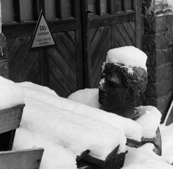 501 - Statyhuvud under snö utomhus, SSM kopia