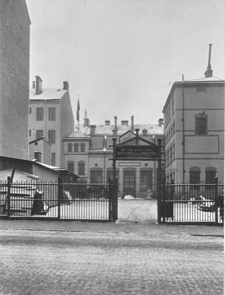 Gjuteriet ca 1905, väggarna rappade men ännu inget gathus-1. Fotot av G.A. Gustafsson omformades också till vykort. Bägge hos OM. OM s. 104